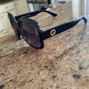 Women’s black Gucci gradient sunglasses